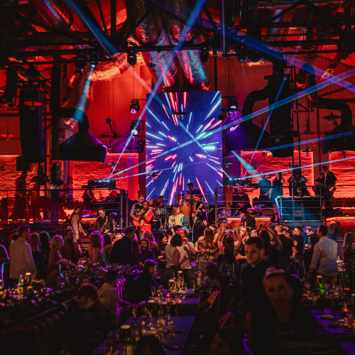 moxo-restauracja-warszawa-scena-glowna-oswietlenie-ekran