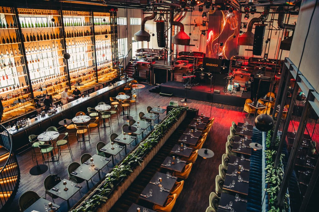 moxo-restauracja-bar-sala-glowna-nakryty-stol-widok-na-scene-front-moxo