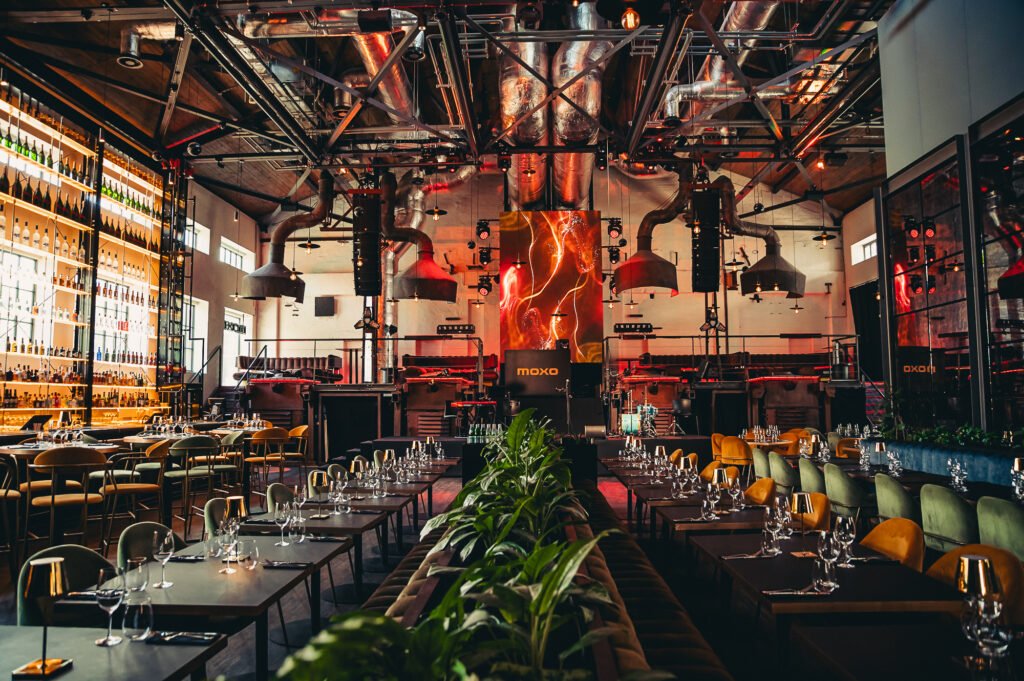 moxo-restauracja-bar-sala-glowna-nakryty-stol-widok-na-scene-od-gory-moxo